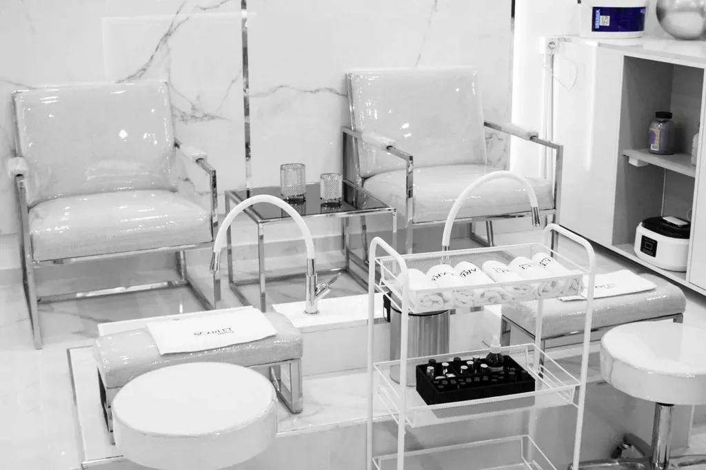 Salle de soins esthétiques, appareils et fauteuil, en noir et blanc