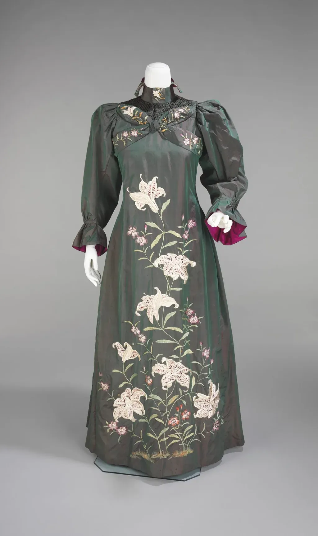 Robe du soir brodée de fleurs, fin du XIXe siècle