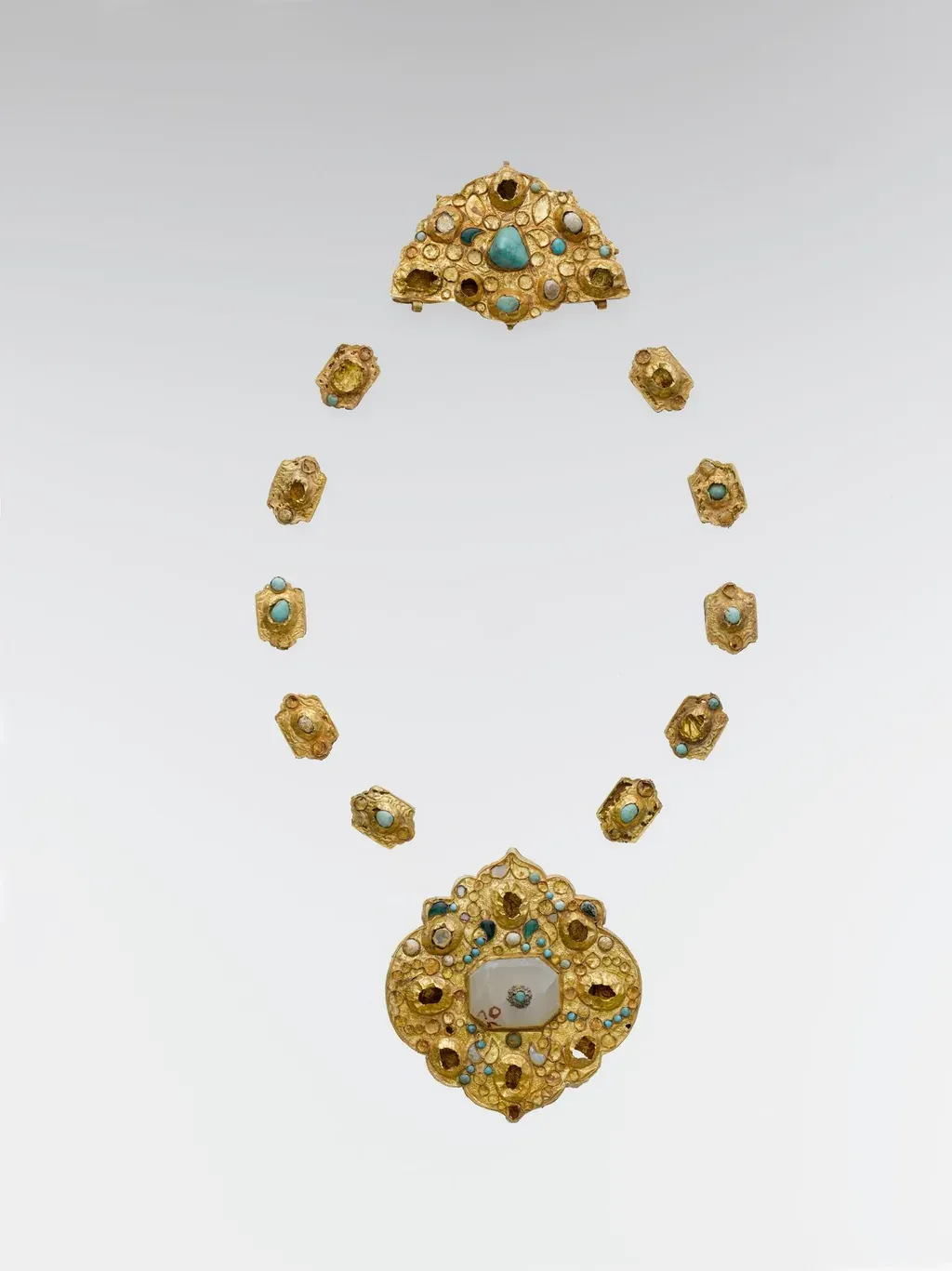 Éléments de parure : collier et pendants d'orfèvrerie ancienne