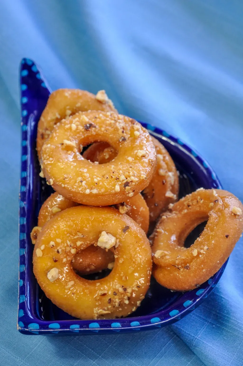 Beignets dorés présentés sur un plat bleu