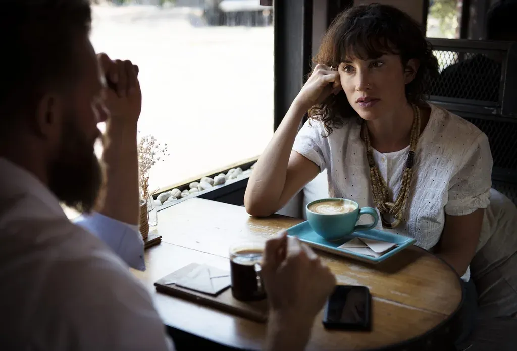 Conversation cafe couple — illustration de l'article « Quels sont les sujets à partager avec son homme ? »