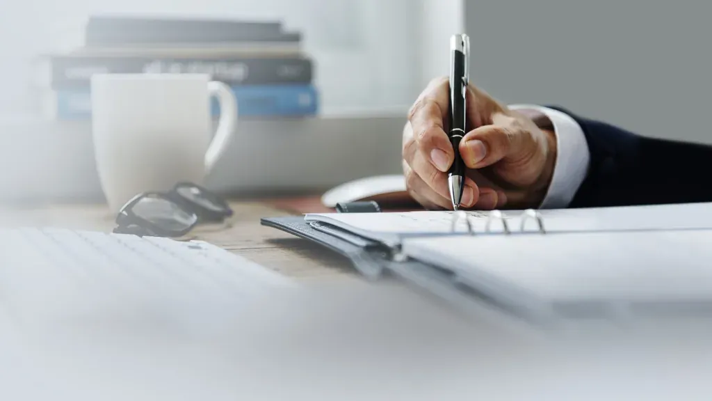 Ecriture carnet — illustration de l'article « 20 Phrases à se répéter au quotidien »