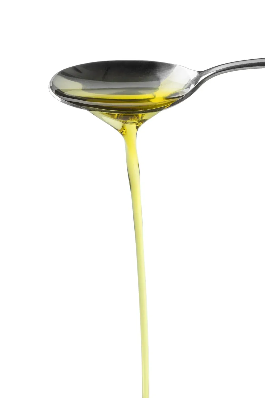 Une cuillère versant de l'huile d'olive dorée, ingrédient clé des masques maison pour cheveux