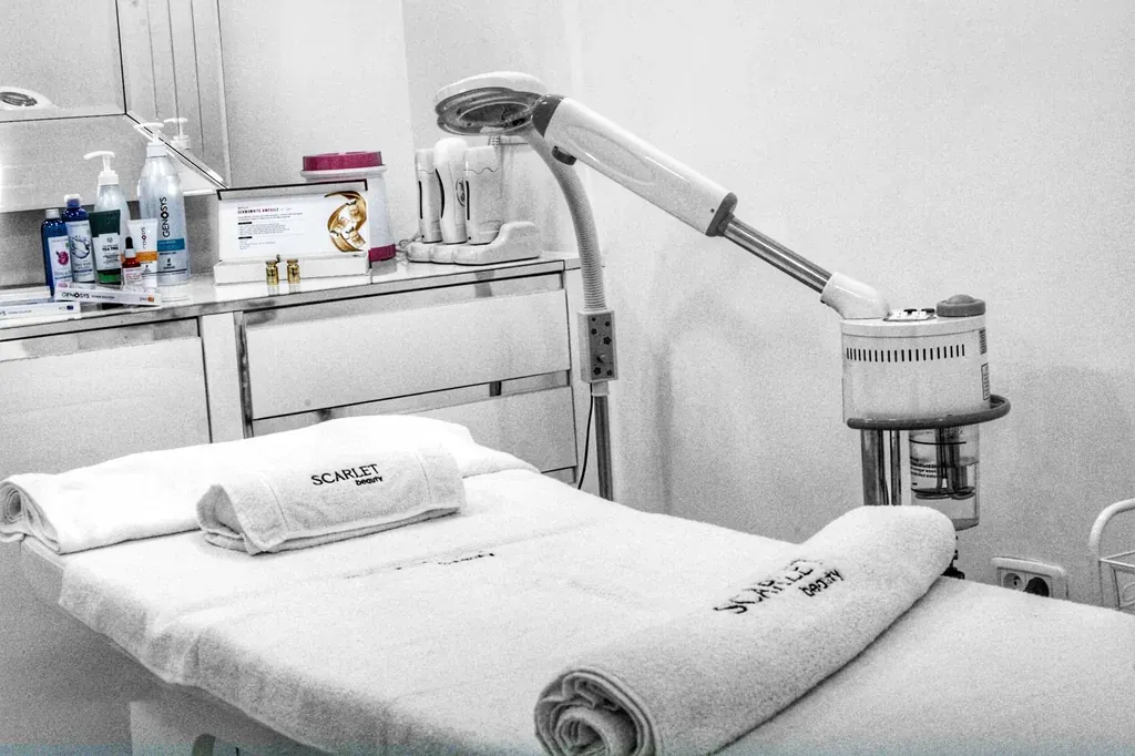 Table de soin et serviettes préparées dans un spa