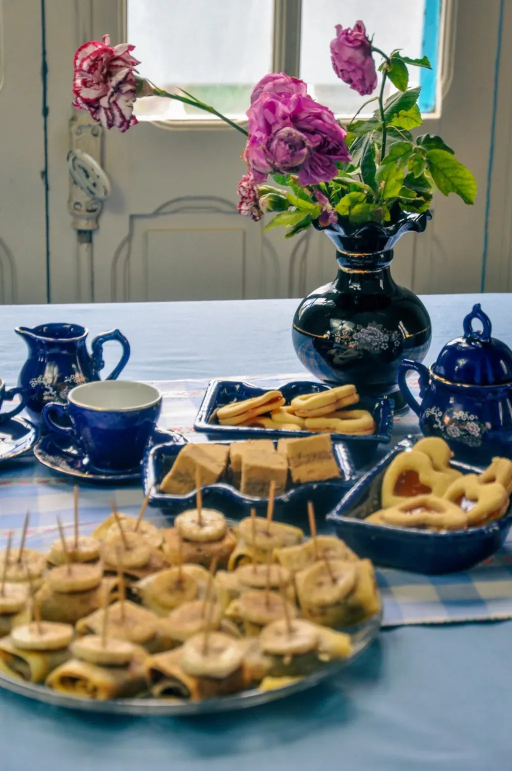 Service à thé et pâtisseries disposés sur une table