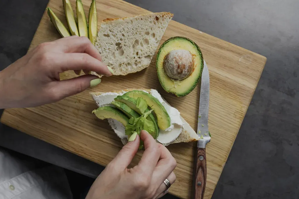 Avocat tartine bon gras — illustration de l'article « Bon gras, mauvais gras comment les différencier? »
