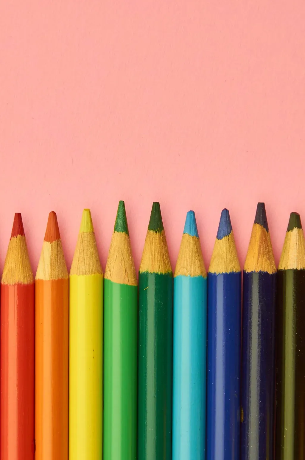 Crayons couleur fond rose — illustration de l'article « Coloriage pour adultes: la tendance qui cartonne »