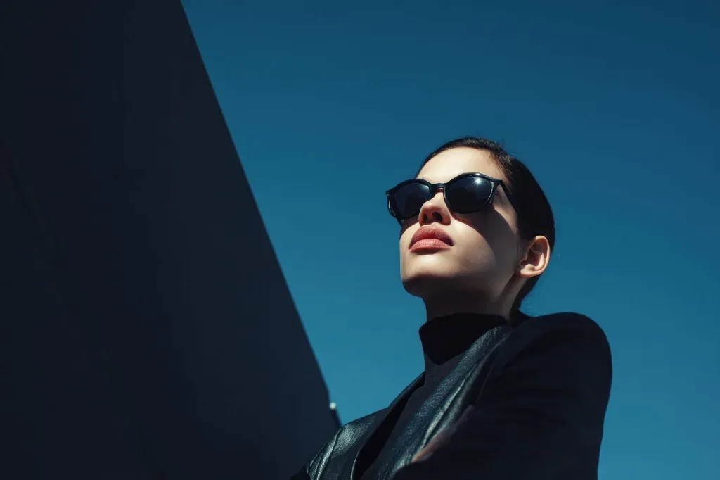 Femme lunettes assurance — illustration de l'article « Morphologie en V, comment s'habiller 2/2 »