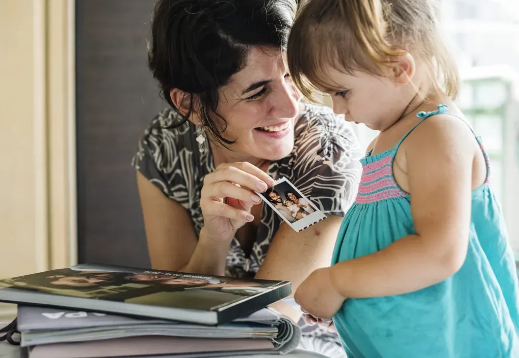 Mere fille complicite — illustration de l'article « Éduquer son enfant Mode d'emploi »