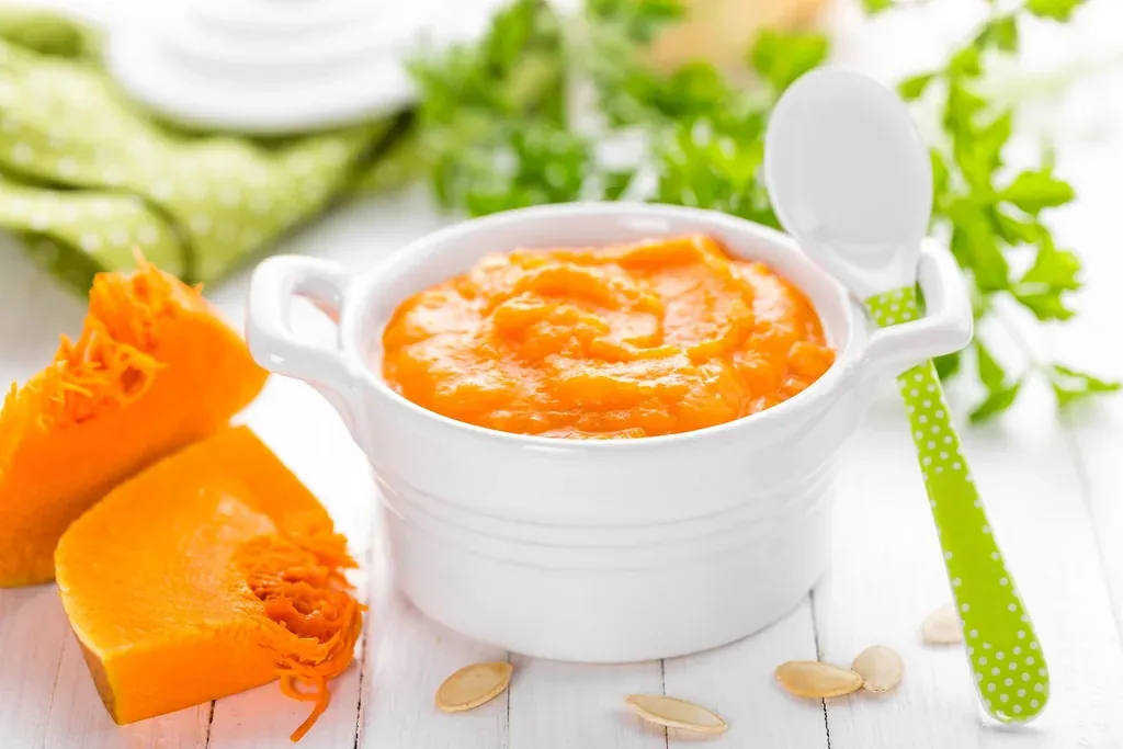 Purée de courge maison entourée de légumes frais, préparation saine faite maison