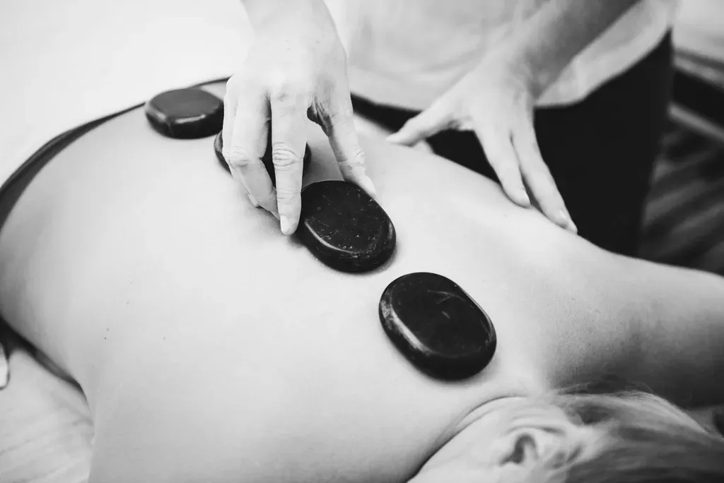 Massage mains spa — illustration de l'article « Acupression quelle en est l'utilité? »