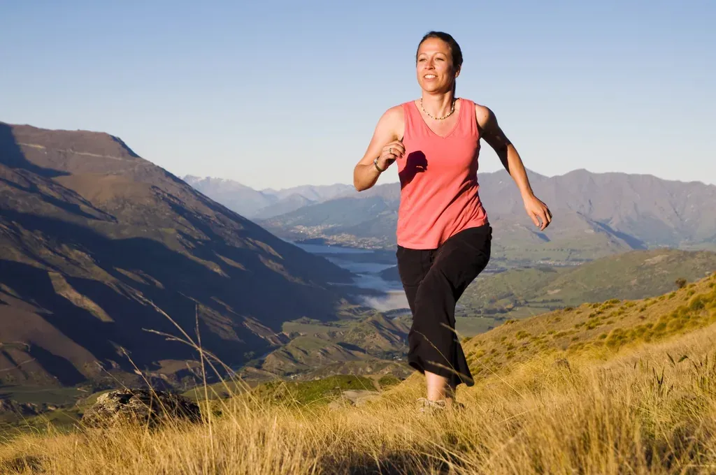 Femme jogging nature — illustration de l'article « Le sport après la rentrée : Hop Hop on s’y met ! »
