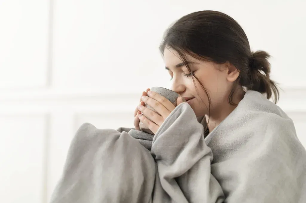 Femme the reconfort hiver — illustration de l'article « Dites stop à la fatigue hivernale (Partie 2/3) »