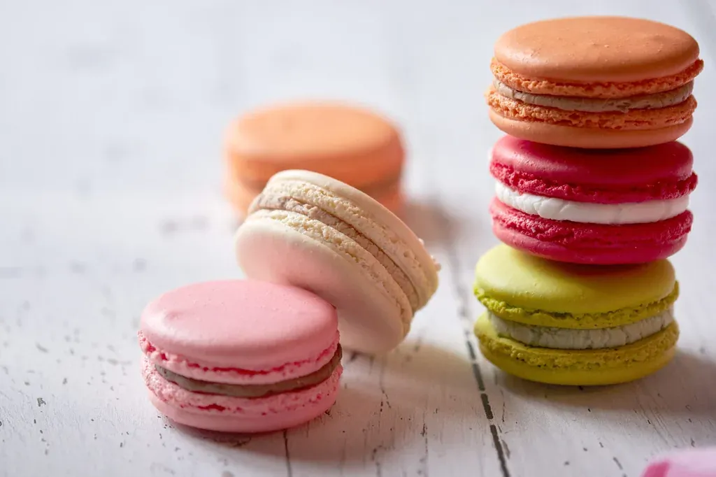 Macarons empiles — illustration de l'article « Recette Macarons des rois (à la frangipane) »