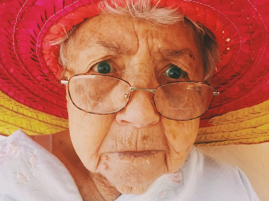 Portrait d'une femme âgée au regard vif