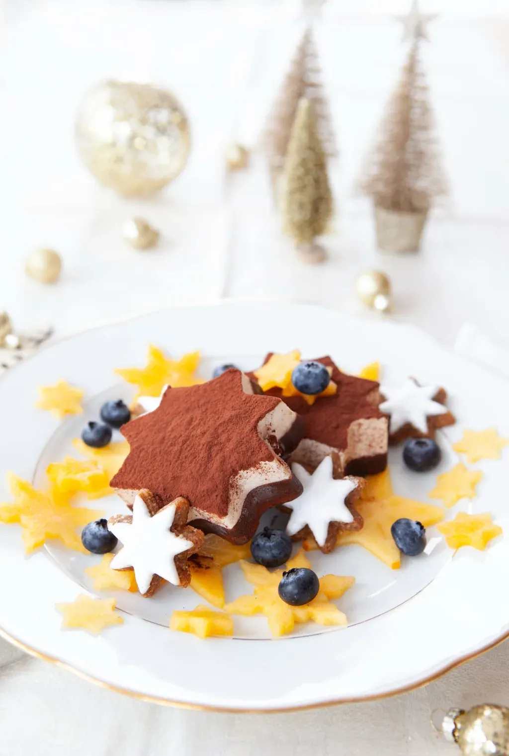 Dessert étoilé poudré de cacao, myrtilles et biscuits à la cannelle — gourmandise chocolatée