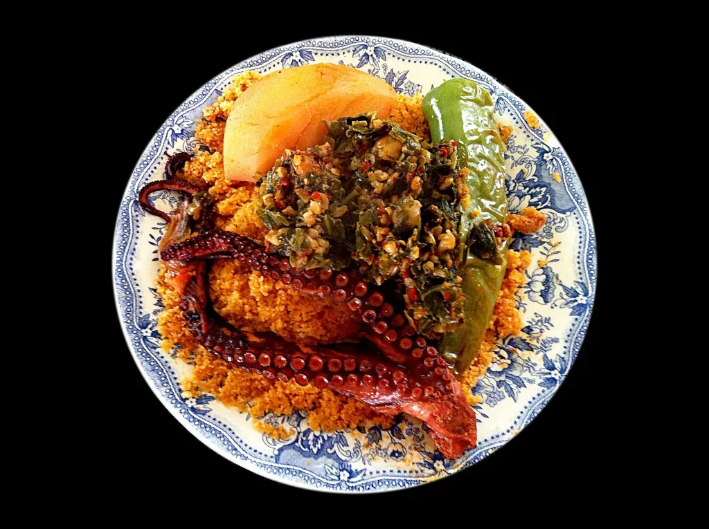 Couscous de la mer au poulpe servi à Sayada — tradition tunisienne du couscous au poisson