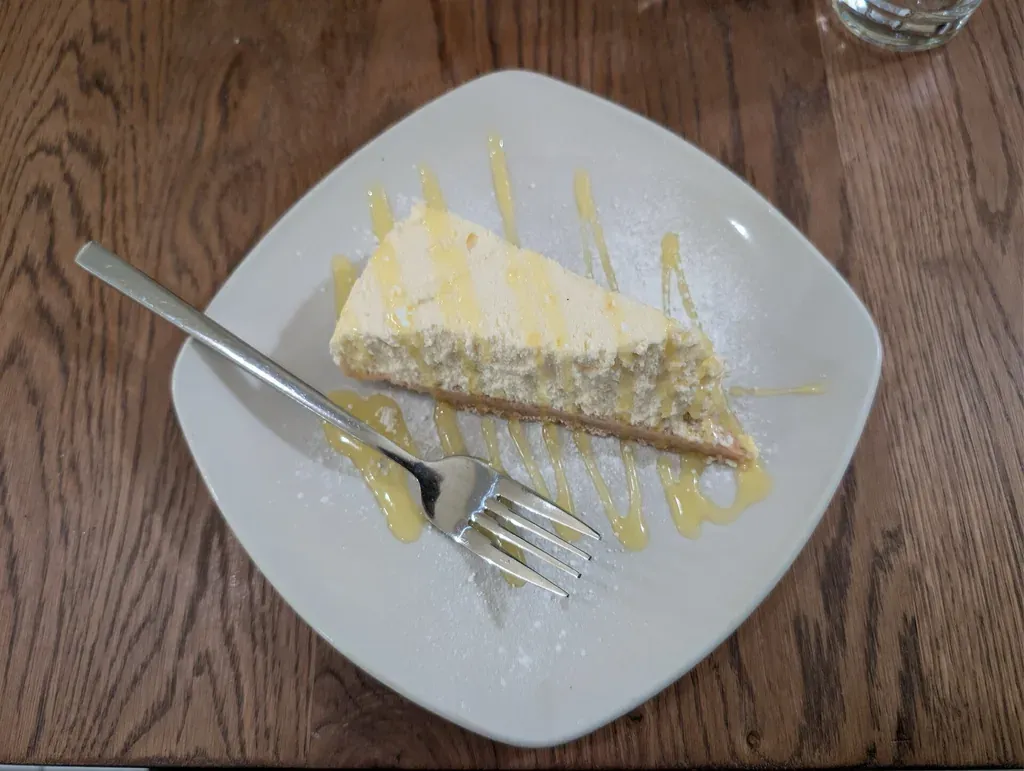 Part de cheesecake au citron nappée d'un filet d'agrumes