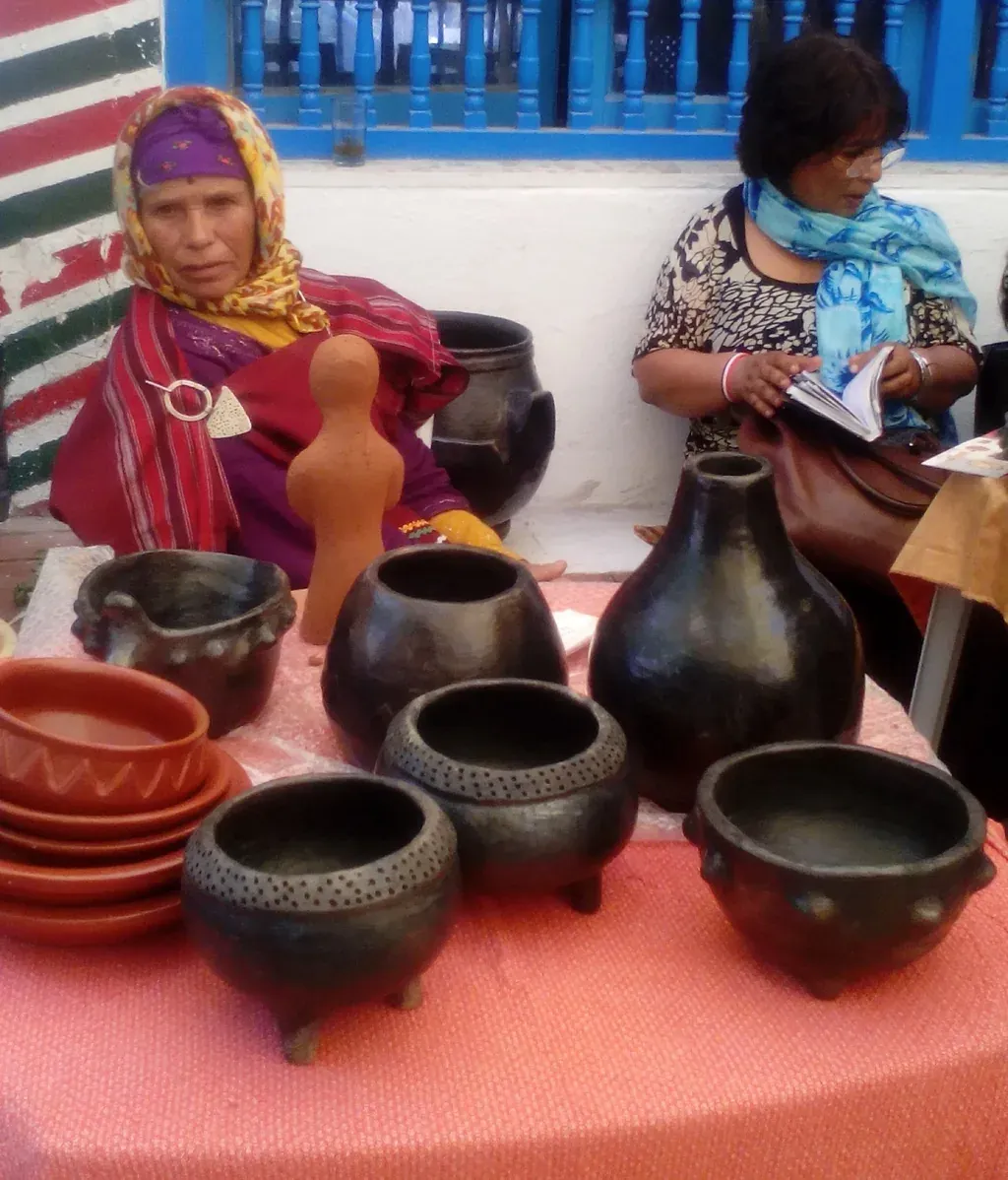 Potières de Sejnane présentant leurs poteries modelées — artisanat tunisien inscrit à l'UNESCO