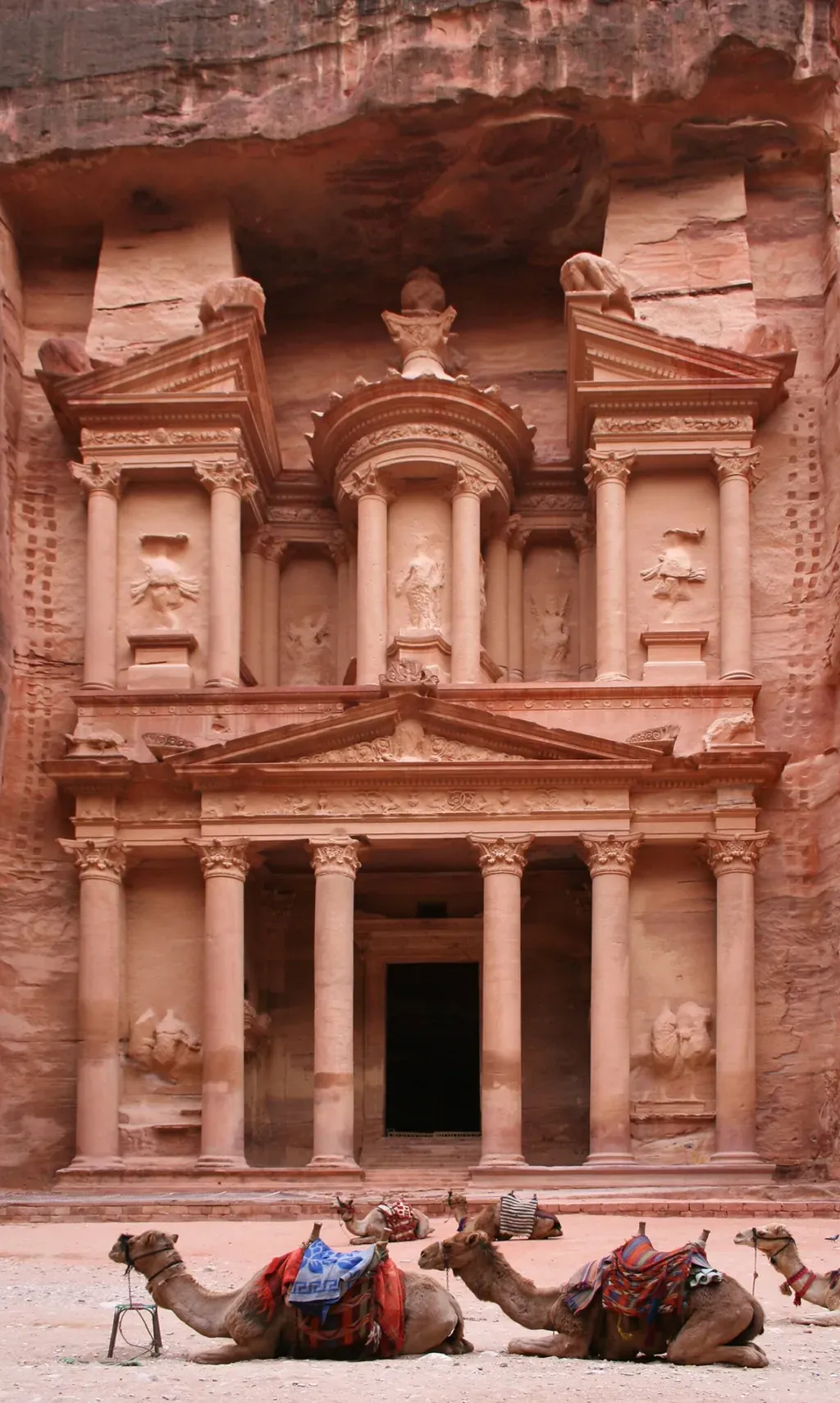 La Khazneh de Pétra, façade nabatéenne taillée dans le grès rose, avec des dromadaires au premier plan