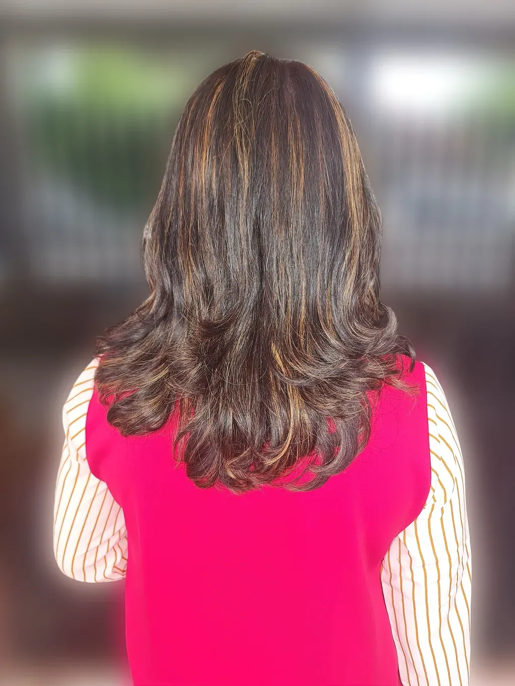 Chevelure brune aux ondulations wavy souples, vue de dos