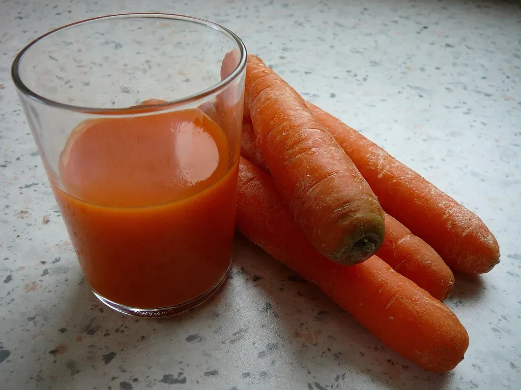 Verre de jus de carotte et carottes fraîches — l'allié bonne mine