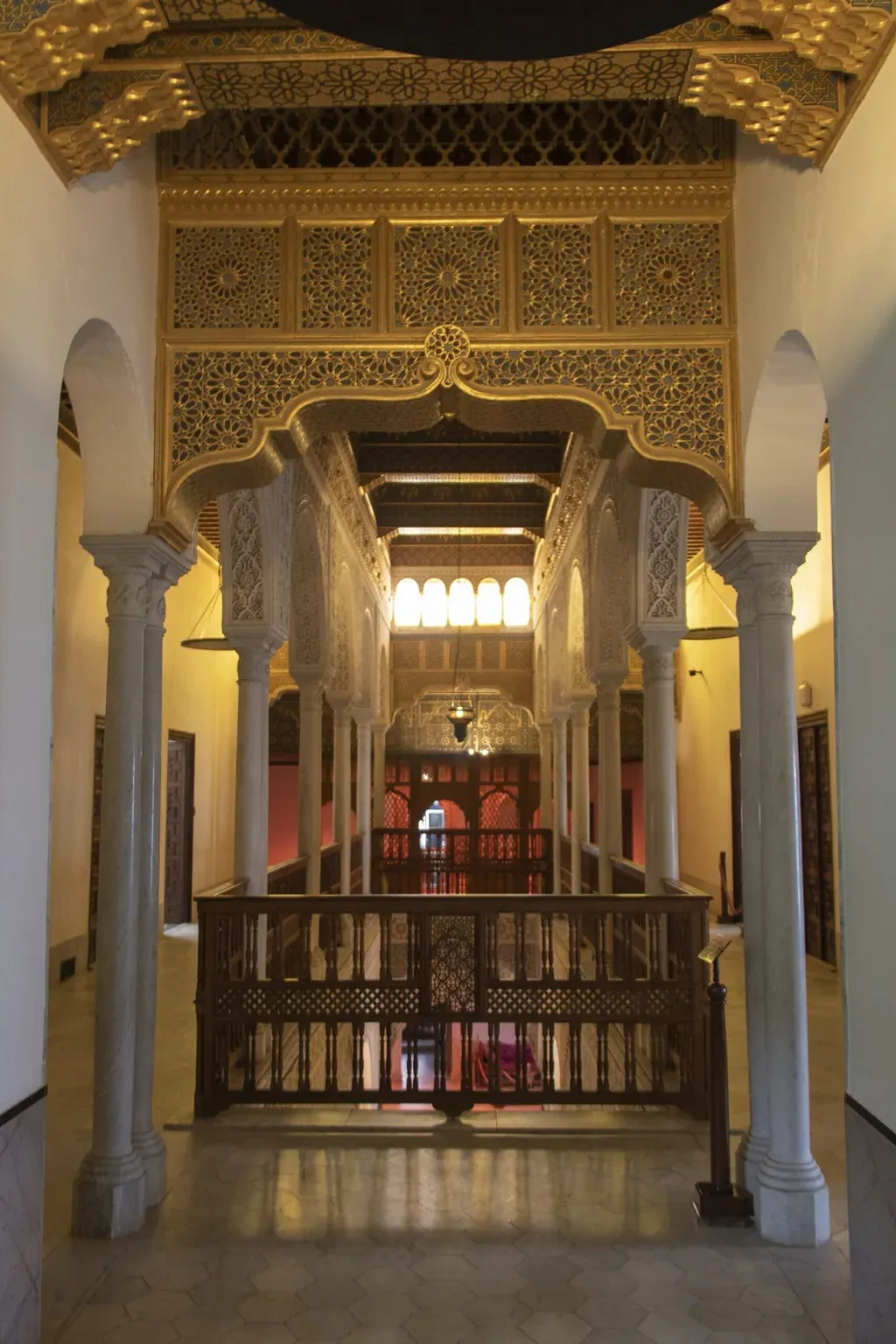 Galerie aux colonnes de marbre et moucharabiehs dorés du palais Ennejma Ezzahra, à Sidi Bou Saïd