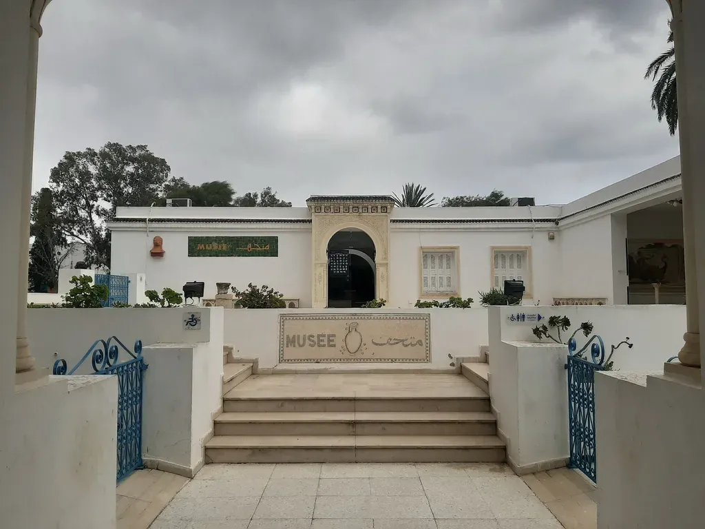 Entrée blanche et bleue du musée archéologique de Nabeul