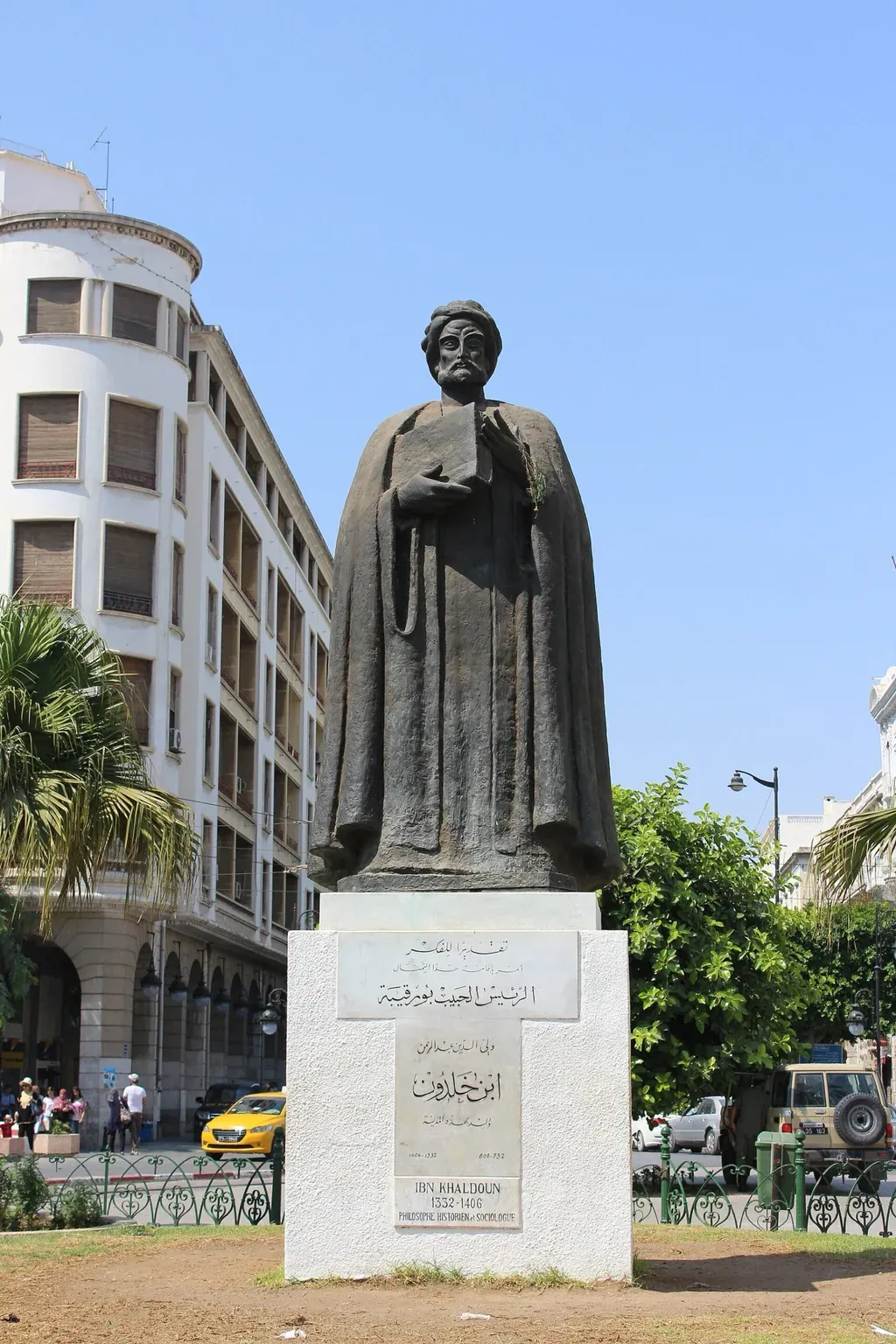 Statue d'Ibn Khaldoun sur l'avenue Habib-Bourguiba, à Tunis