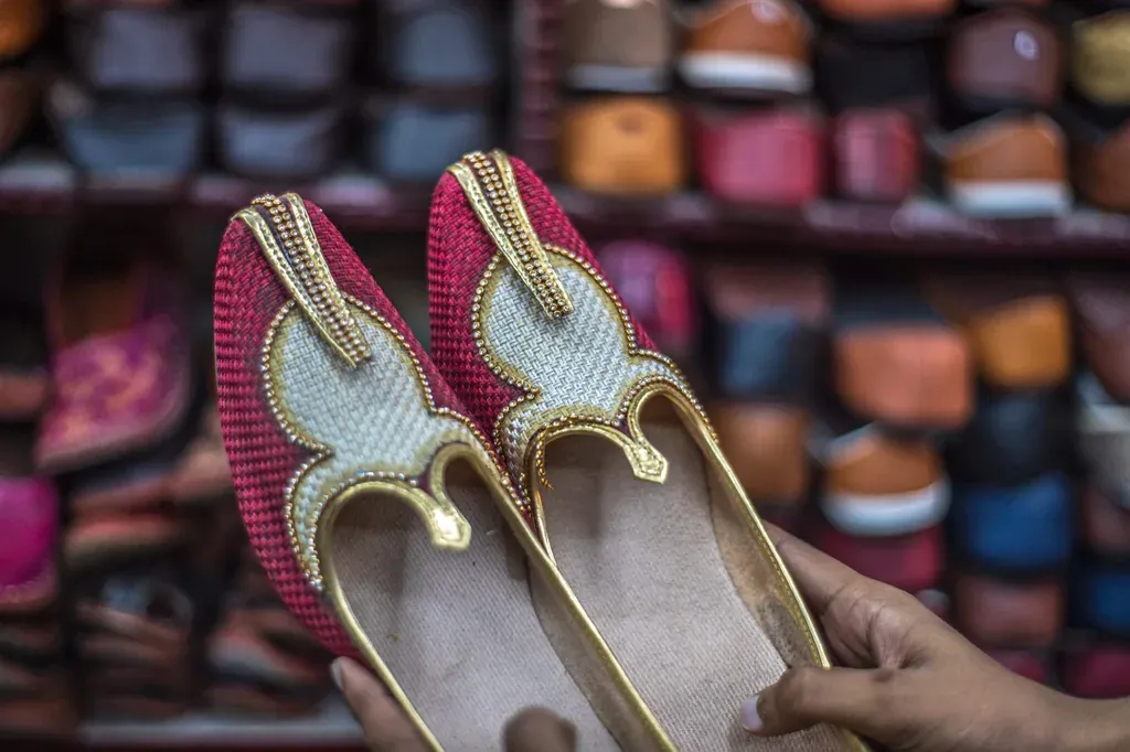 Babouches brodees souk — illustration de l'article « Les chaussures et les femmes: histoire d'un désir inassouvi »