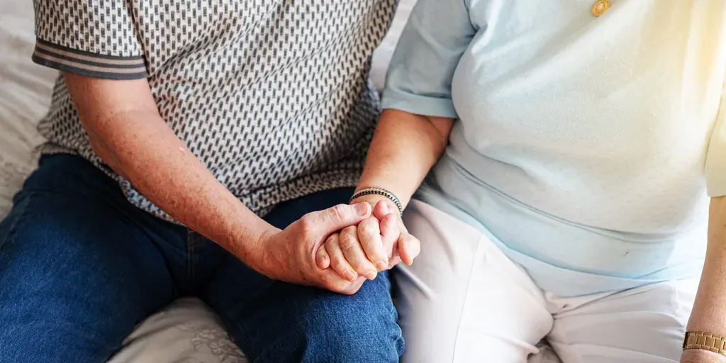 Couple mains enlacees — illustration de l'article « Veux-tu réussir ta vie amoureuse? Il faut comprendre ceci... »