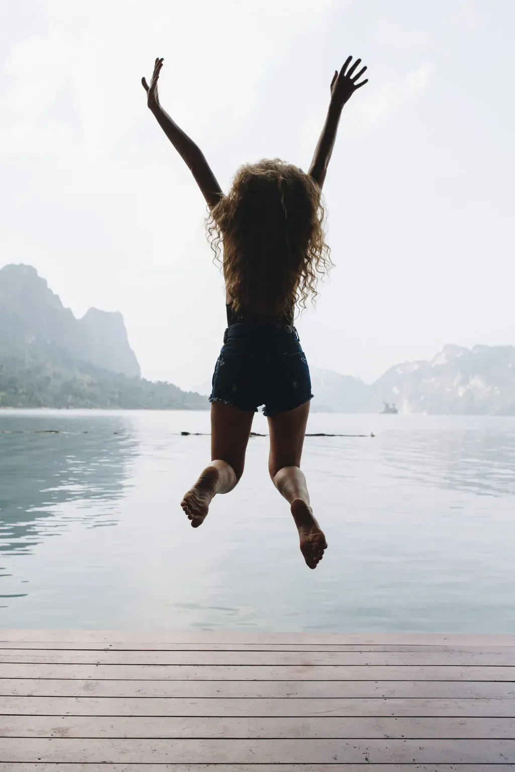 Femme saut de joie — illustration de l'article « Comprendre le succès, c'est facile »