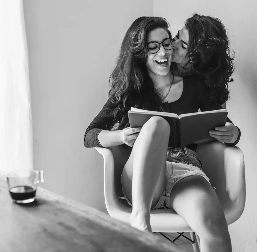 Couple complice lecture — illustration de l'article « 8 idées pour animer votre vie de couple! »