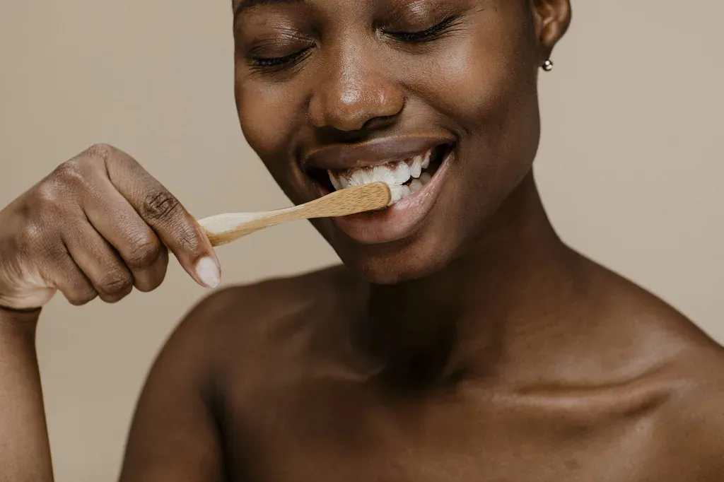 Brossage dents bois — illustration de l'article « Prévenir des caries, protéger l'émail et retrouver la blancheur des dents »