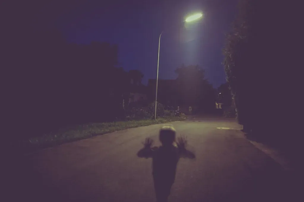 Enfant seul rue — illustration de l'article « Les blessures de l’enfant devenu adulte »