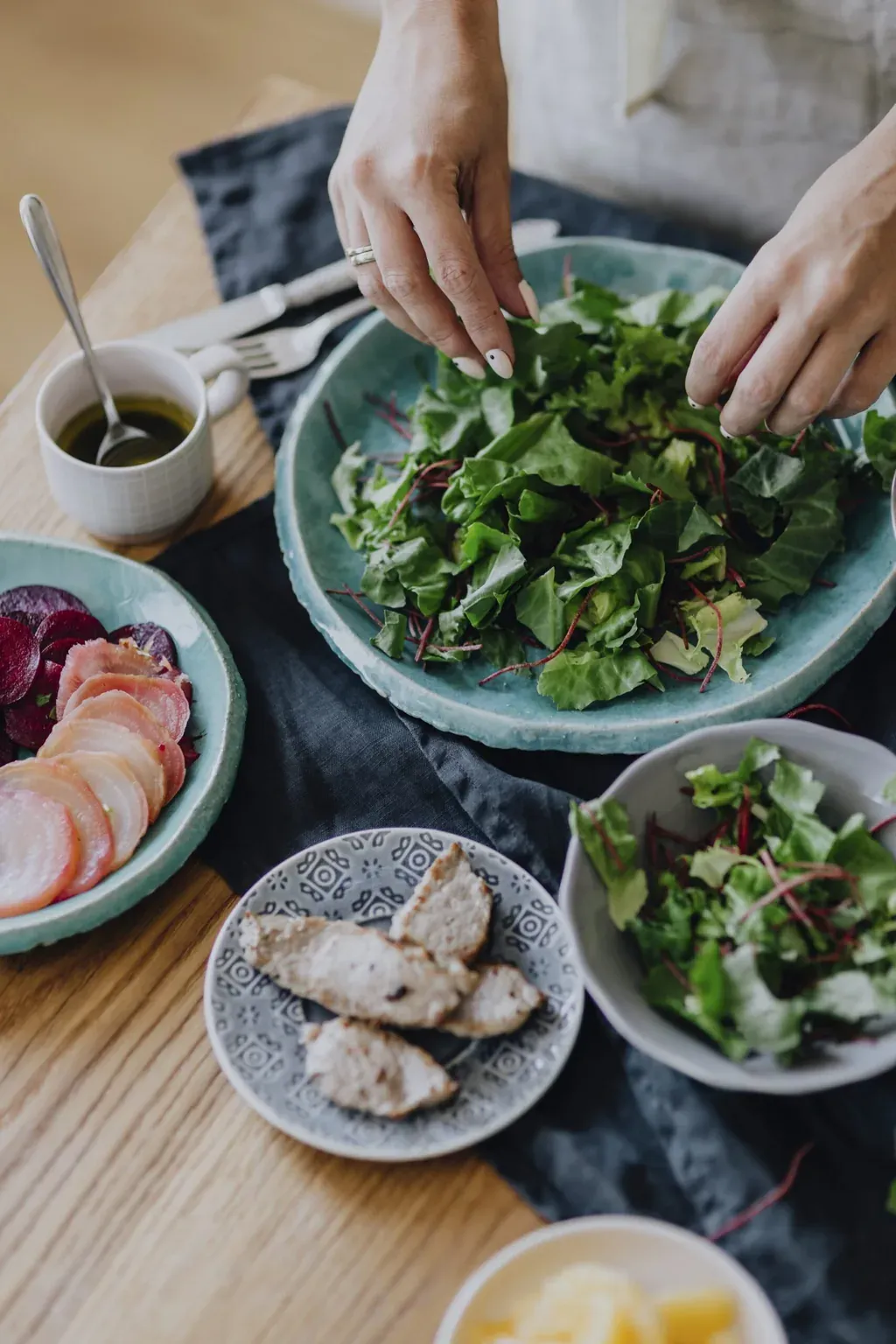 Salade fraiche mains — illustration de l'article « Une nutrition saine, pour une beauté qui dure longtemps »