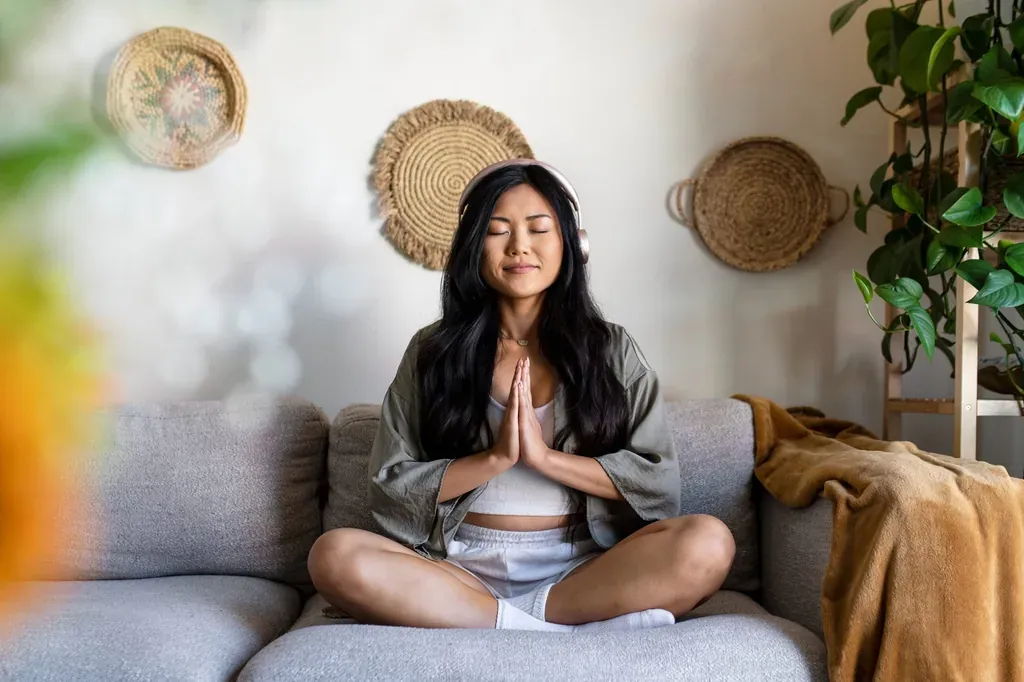 Femme meditation respiration — illustration de l'article « 3 étapes pour vos défenses contre le stress »