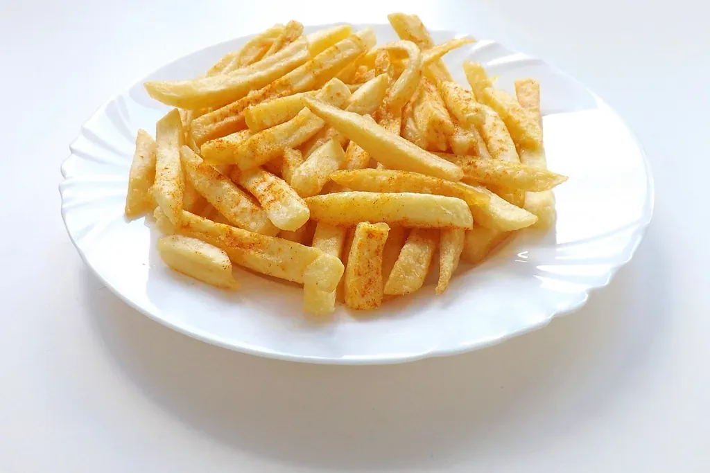 Assiette de frites dorées et croustillantes