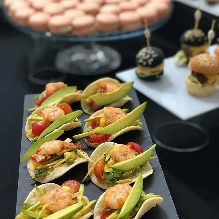 Buffet de bouchées et de canapés présentés sur un plateau