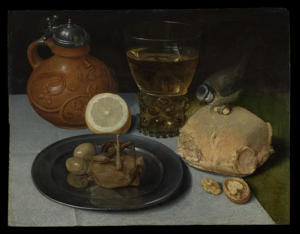 Nature morte : citron pelé, verre de vin et pain sur une table