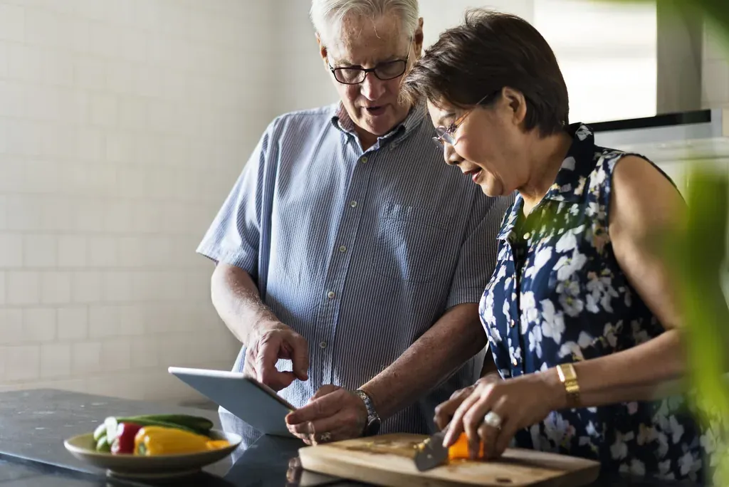 Couple cuisine — illustration de l'article « 6 astuces de cuisinière impressionnantes »