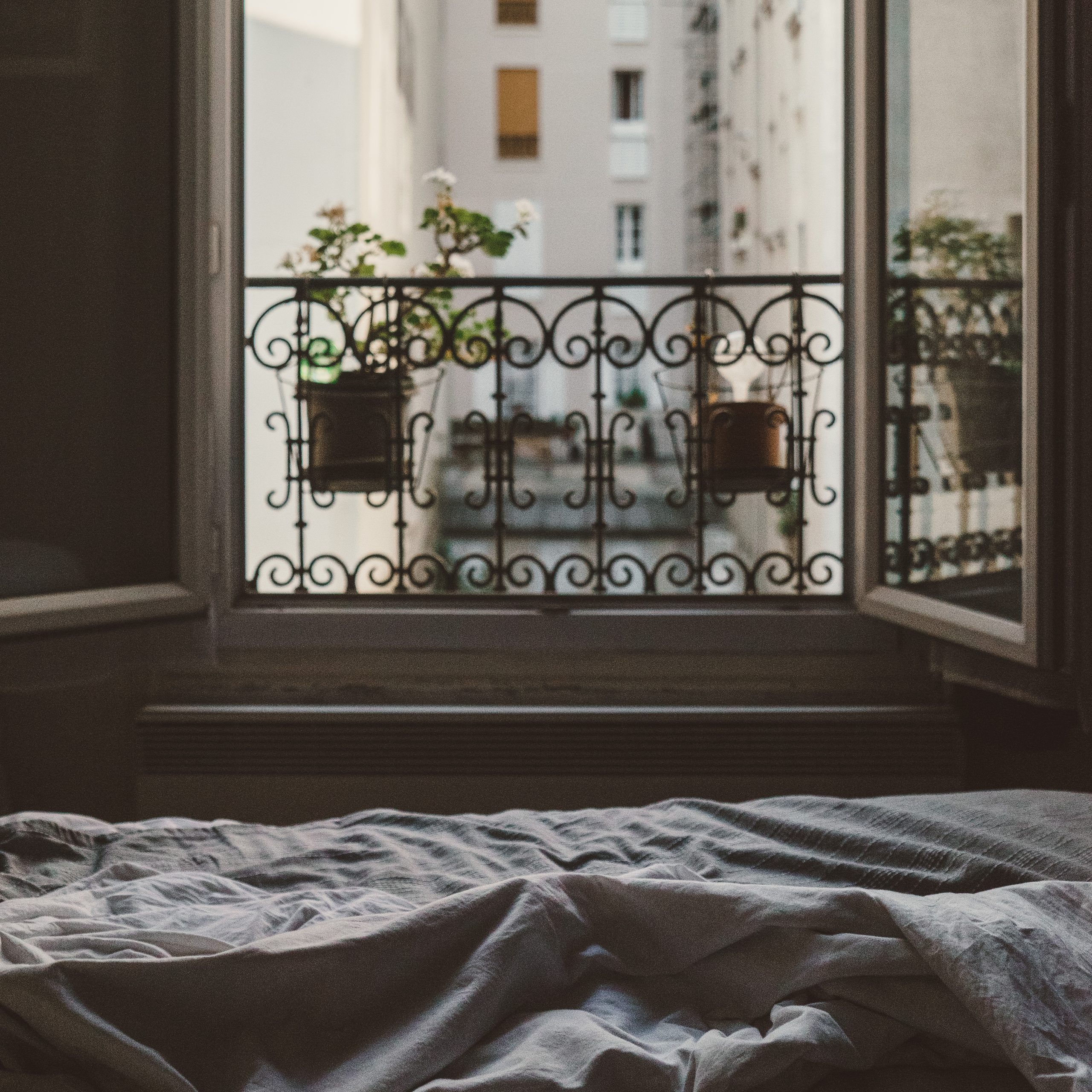 Une chambre, un seuil, la ville derrière