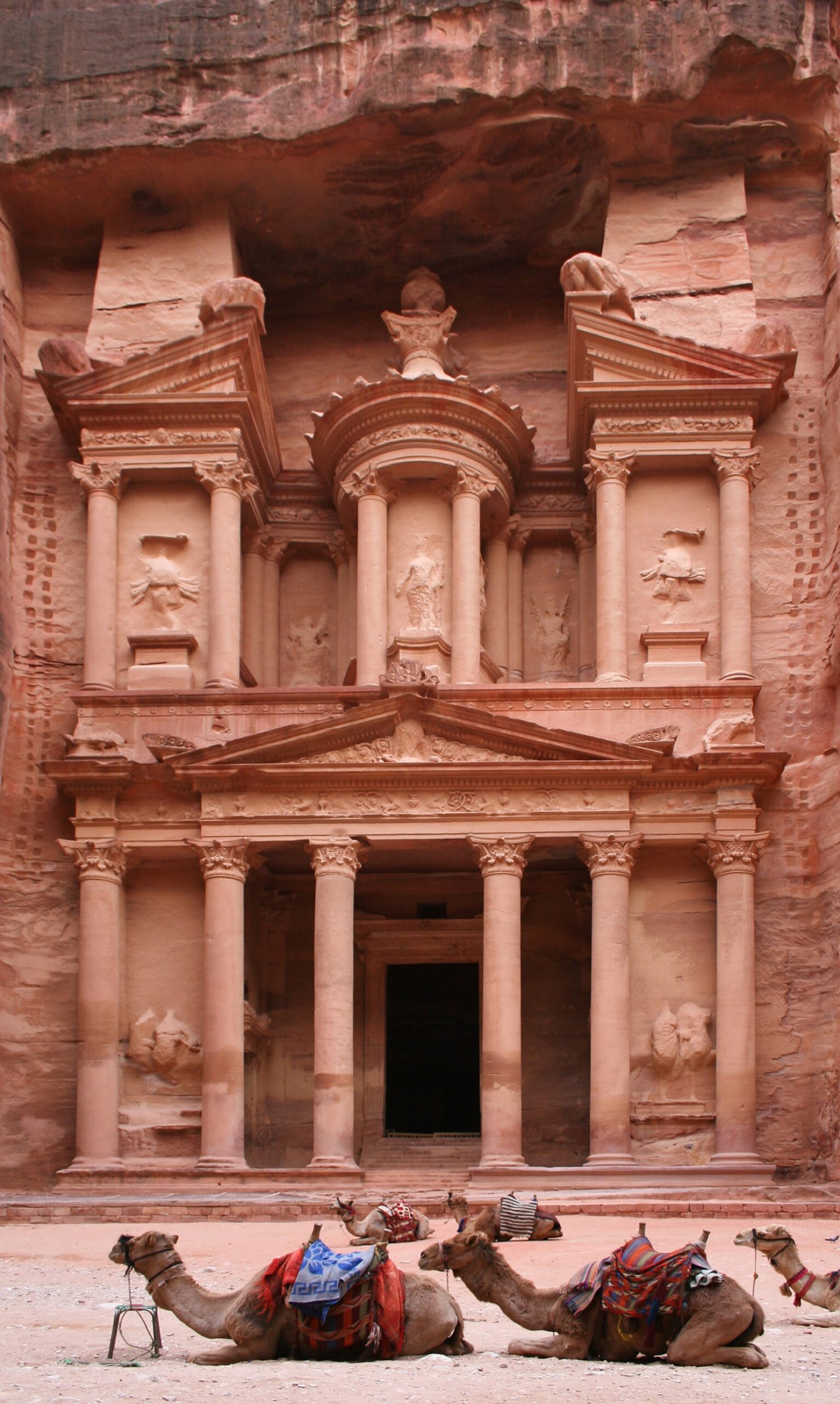 La Khazneh de Pétra, façade nabatéenne taillée dans le grès rose, avec des dromadaires au premier plan