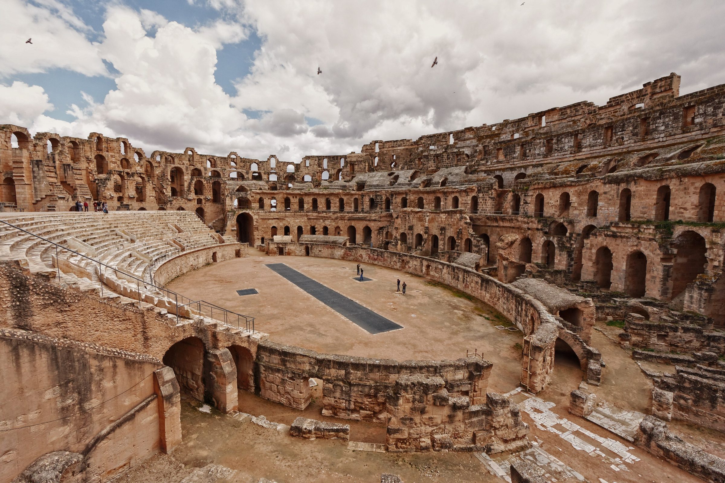L'amphithéâtre romain d'El Jem vu depuis les gradins, arène centrale et trois niveaux d'arcades