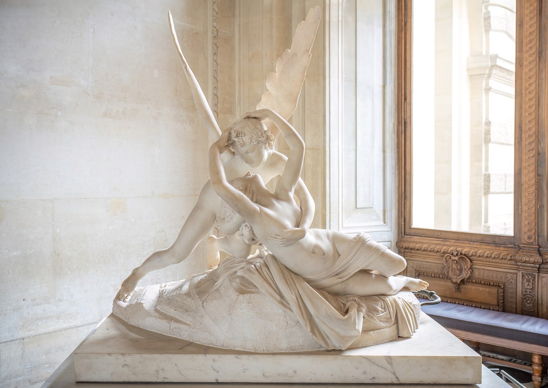 Psyché ranimée par le baiser de l'Amour, marbre d'Antonio Canova au Louvre