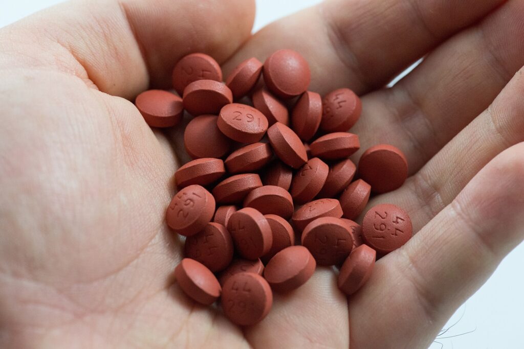Comprimés d'ibuprofène dans le creux d'une main