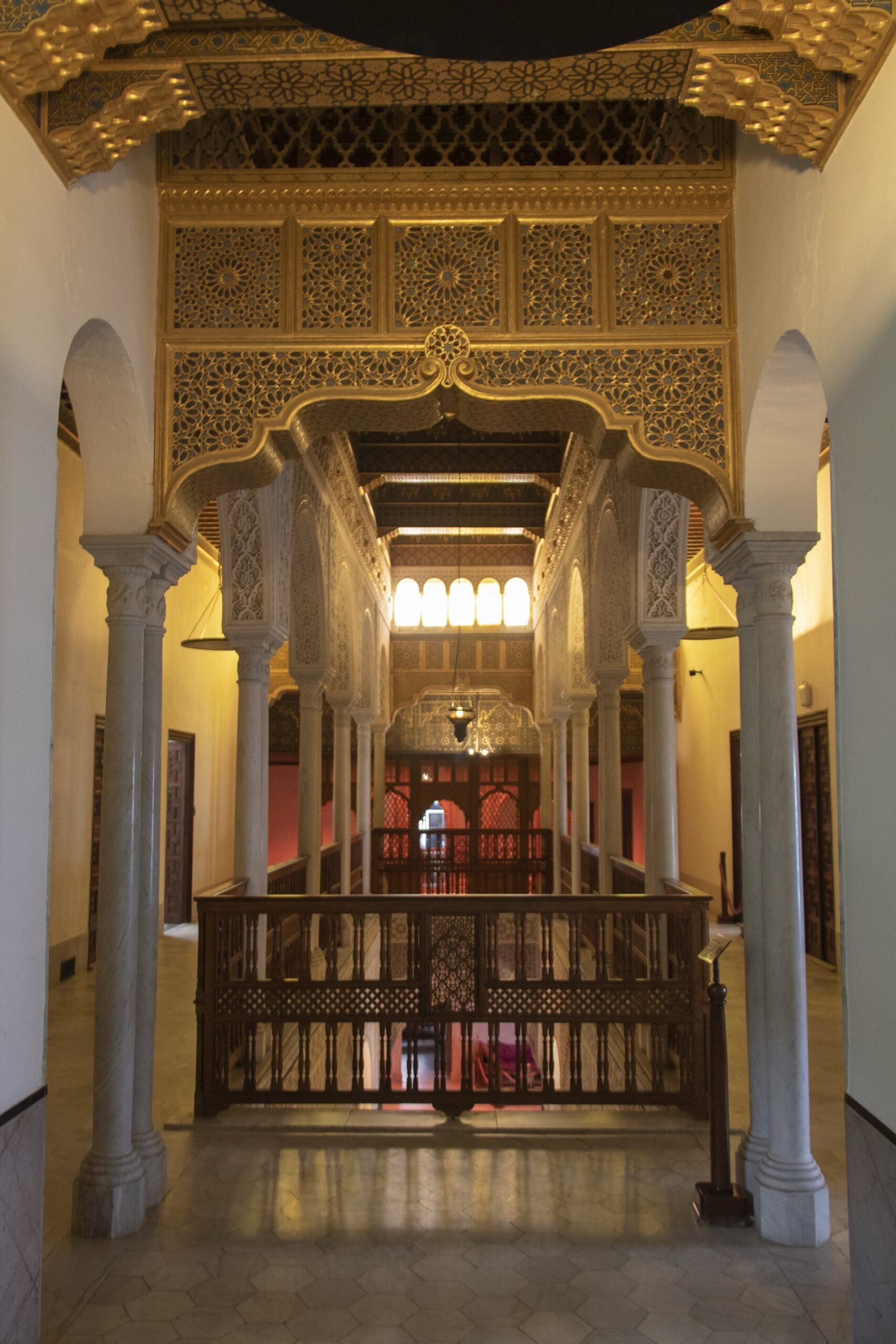 Galerie aux colonnes de marbre et moucharabiehs dorés du palais Ennejma Ezzahra, à Sidi Bou Saïd