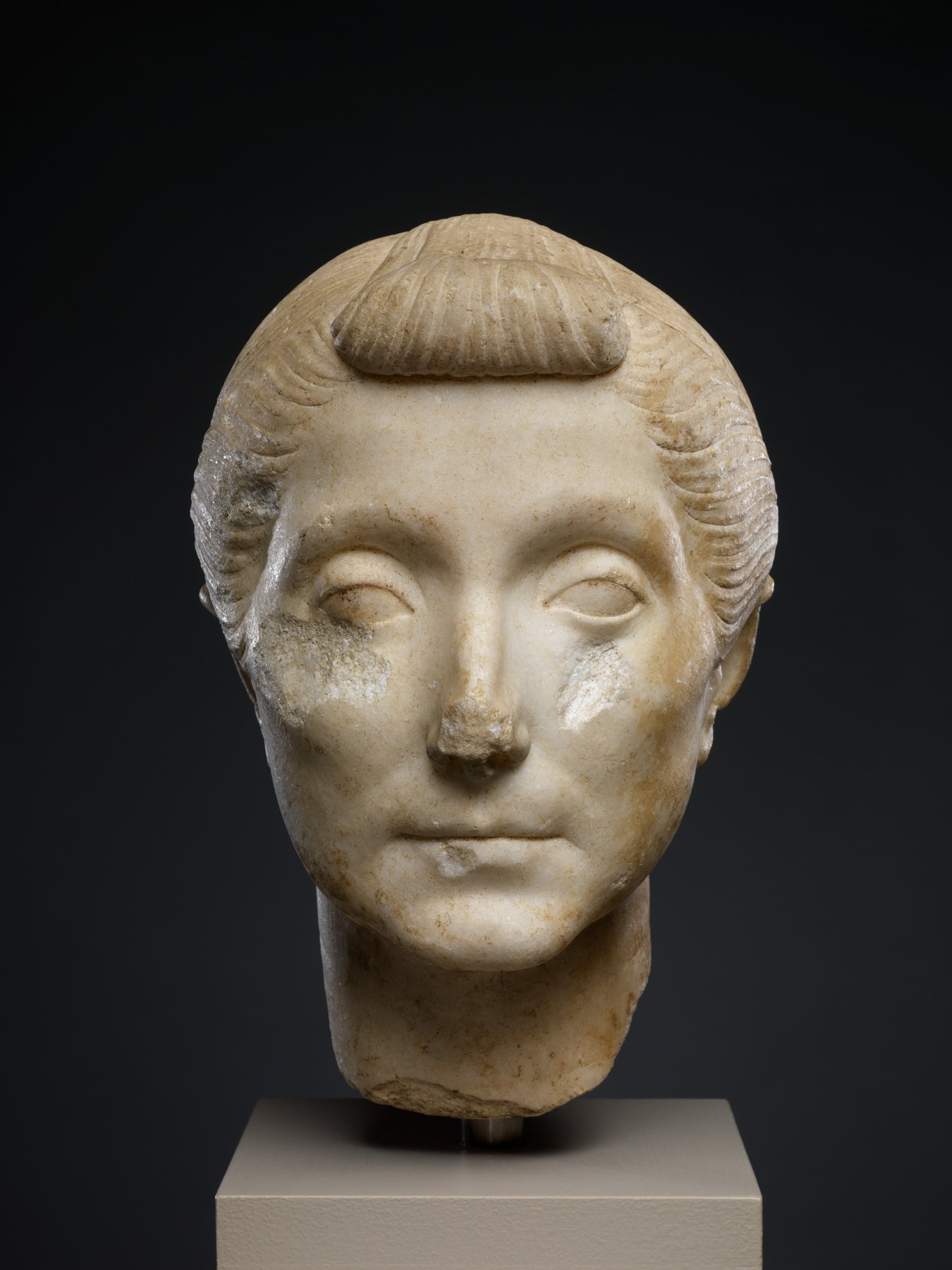 Tête de femme âgée sculptée dans le marbre, œuvre antique évoquant la mémoire et le temps
