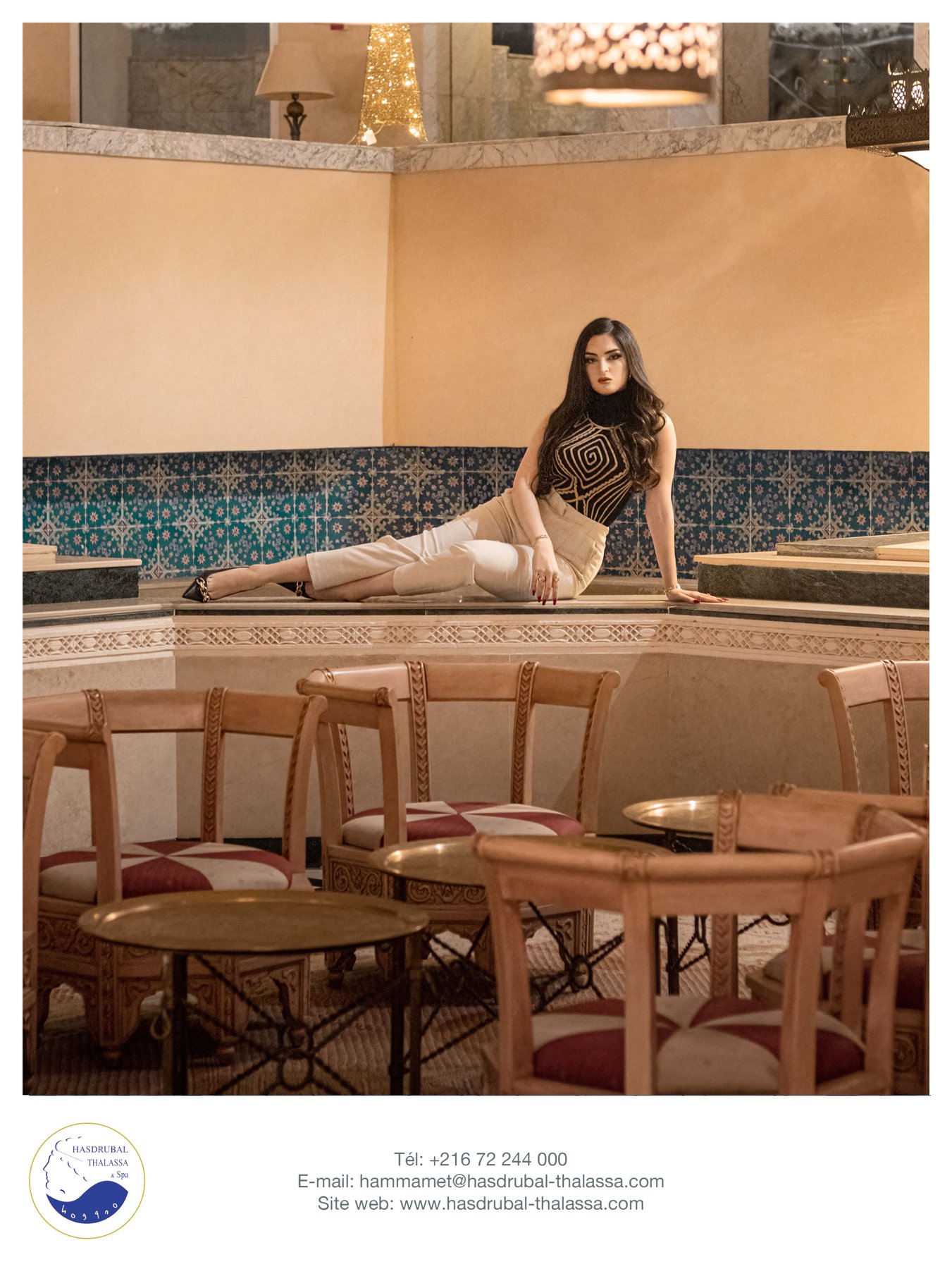 Femme assise dans un salon aux zelliges, ambiance de café maure