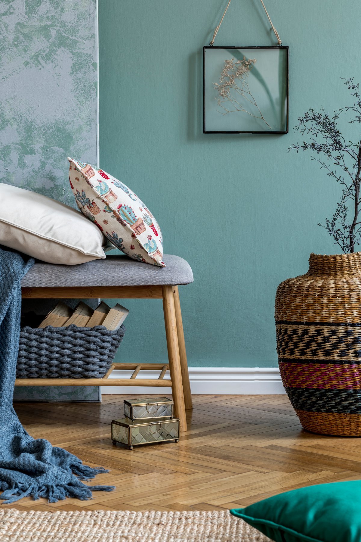 Salon cosy : canapé, coussins et panier en osier dans une pièce claire